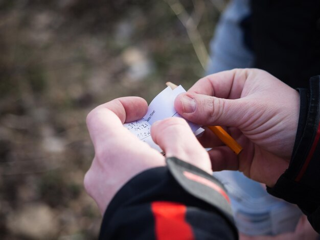 Niezwykłe wędrówki: Jak korzystać z geocachingu jako sposobu na odkrywanie nieznanych miejsc